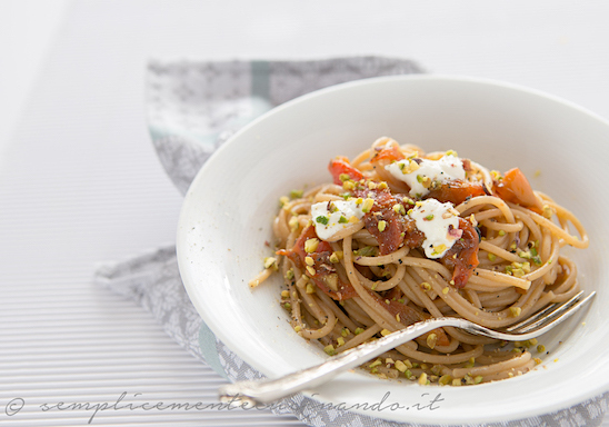 Spaghetti quadrati integrali con peperoni e ricotta